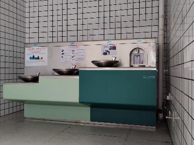 學校新添戶外飲水臺，助力學子健康成長